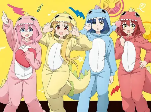 14 Bốn cô gái anime mặc áo liền thân hình thú nhiều màu, đứng cạnh nhau trên nền vàng.