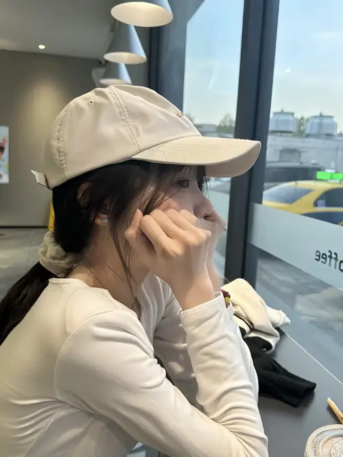 BST 157 Ảnh Avatar Nữ Đội Mũ Che Mặt trông kín đáo nhưng vẫn nổi bật