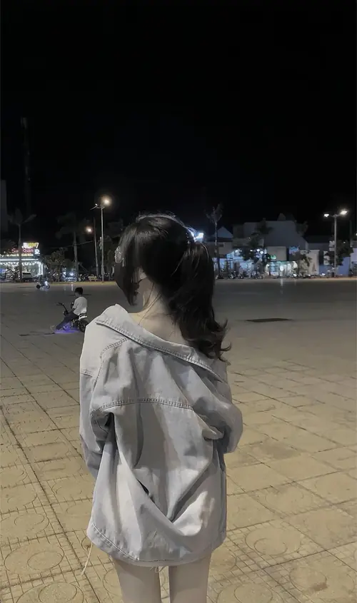BST 187 Ảnh Avatar Cô Gái Quay Lưng Người Thật làm nổi bật mái tóc dài và vóc dáng thanh thoát