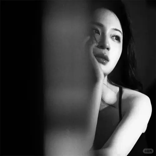 231 Ảnh Avatar Đen Trắng Buồn Nữ cúi mặt và mái tóc buông xõa tự nhiên trong không gian tĩnh lặng
