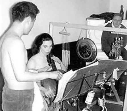 Nam June Paik gây sốc cho khán giả Iceland năm 1965